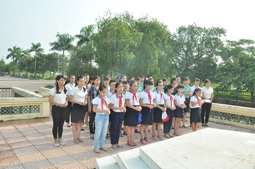 Tập thể CBGV, HS Trường TH Đô Thị Việt Hưng tổ chức lễ dâng hương tại đài tưởng niệm liệt sỹ phường Giang Biên nhân dịp kỉ niệm 69 năm Ngày thương binh liệt sỹ.